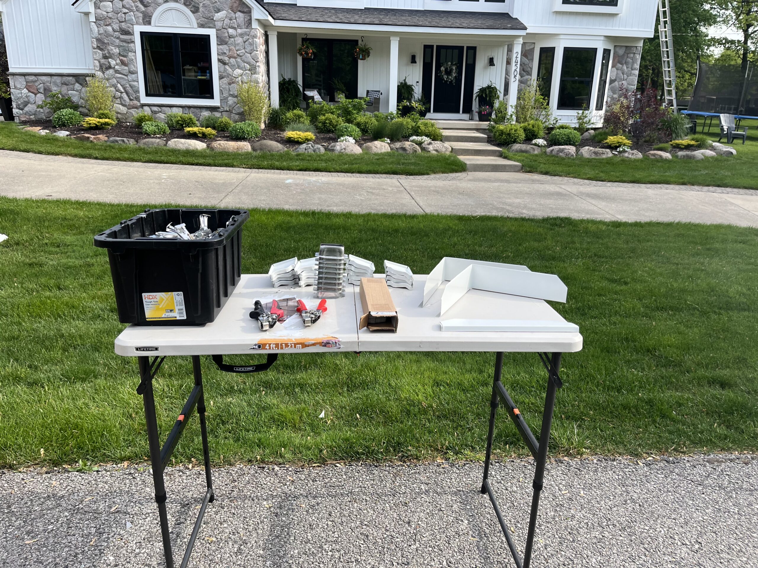 Organized seamless gutter job